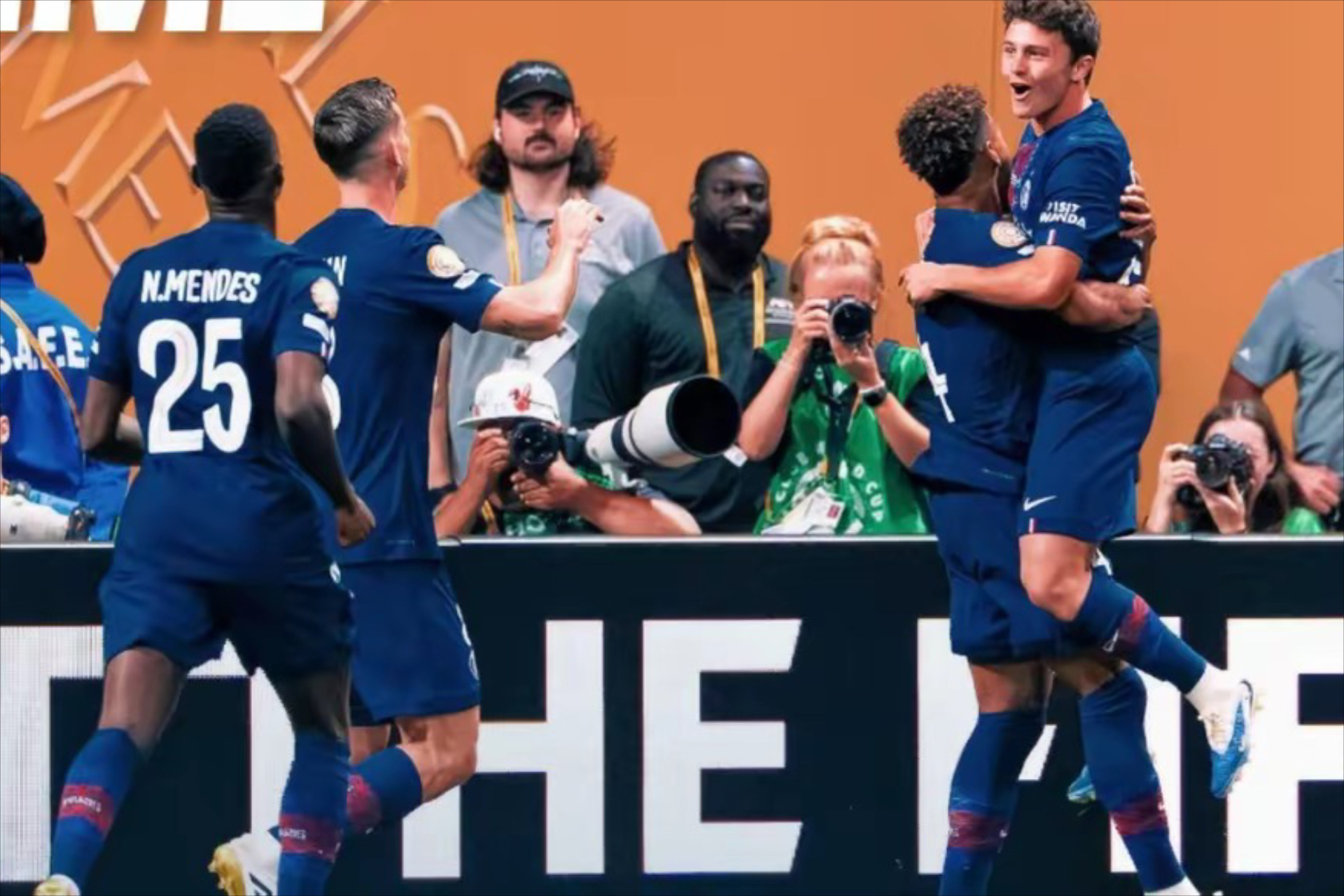 英雄联盟比赛 -清晨欧冠传出新动向，上海海港绝杀压哨，管理层表态：球迷炸锅，轮换策略成焦点的简单介绍