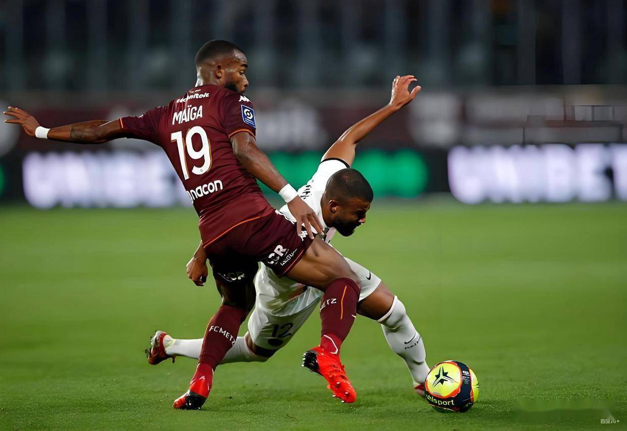 LOL赛事官网 -罗马训练开放日；赛前远射贴柱引欢呼；法甲在即；年轻球员得到机会的简单介绍