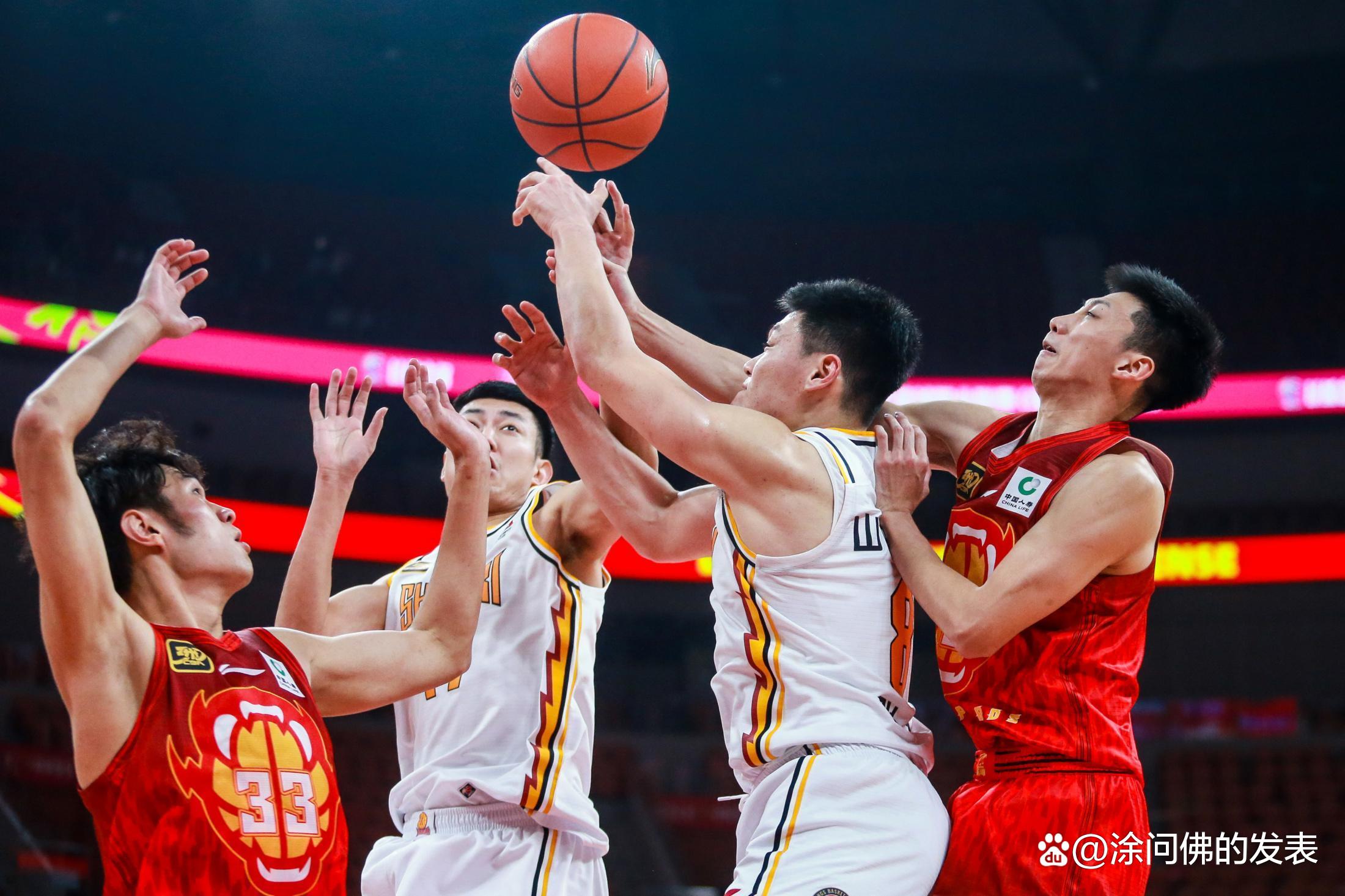 关于今晨广东宏远调整名单以备英超；调整名单环节打磨；质疑声仍在；阵容厚度经受考验的信息