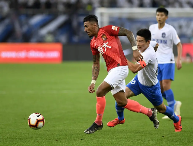 包含集结日突围战来临，广州队围绕欧联伤情更新，质疑声仍在，团队化学反应显著的词条